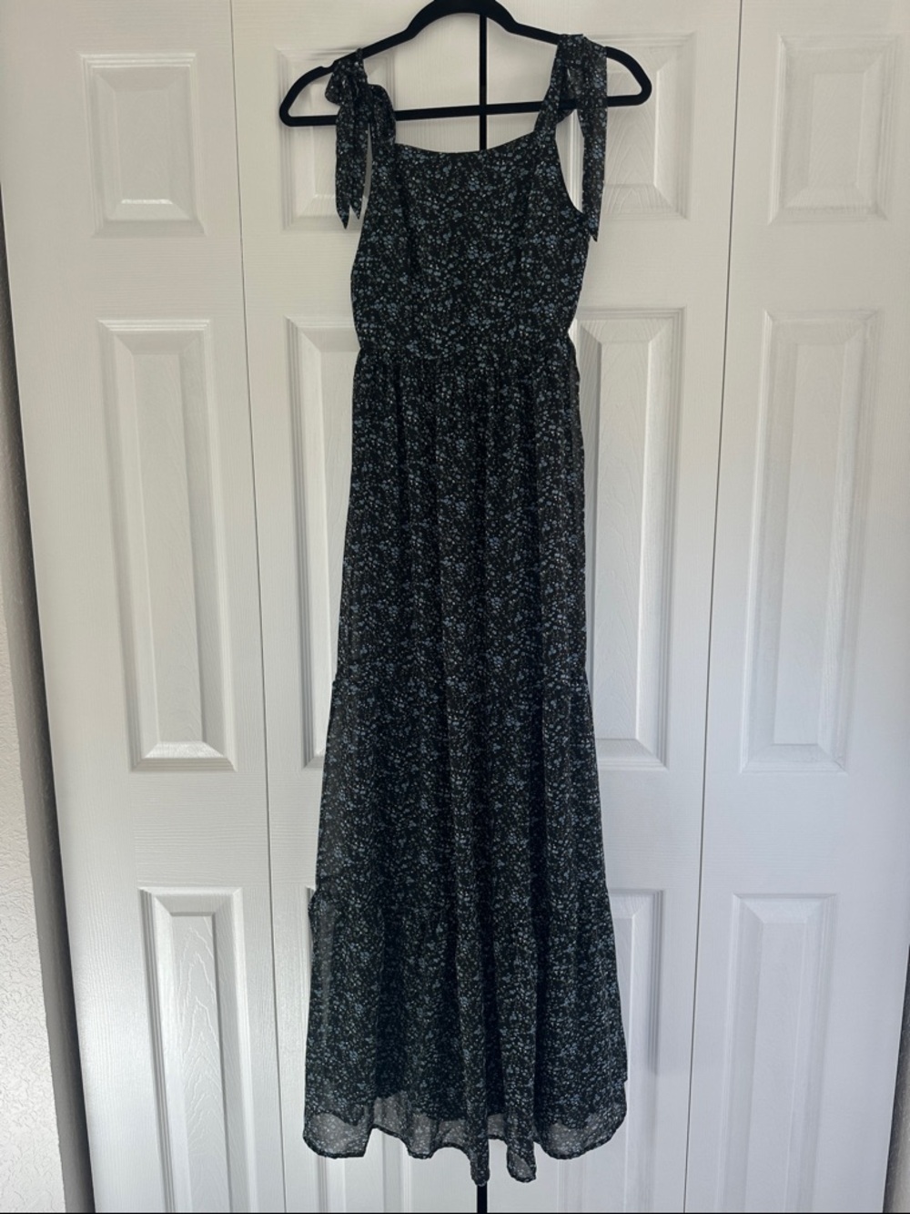 Lulu's Black Floral Tie-Shoulder Maxi Dress